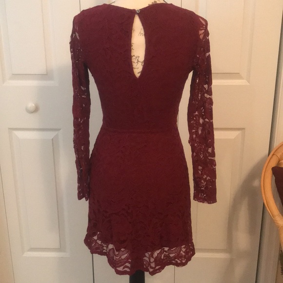 Hollister V-neck Lace Dress - Picture 5 of 10